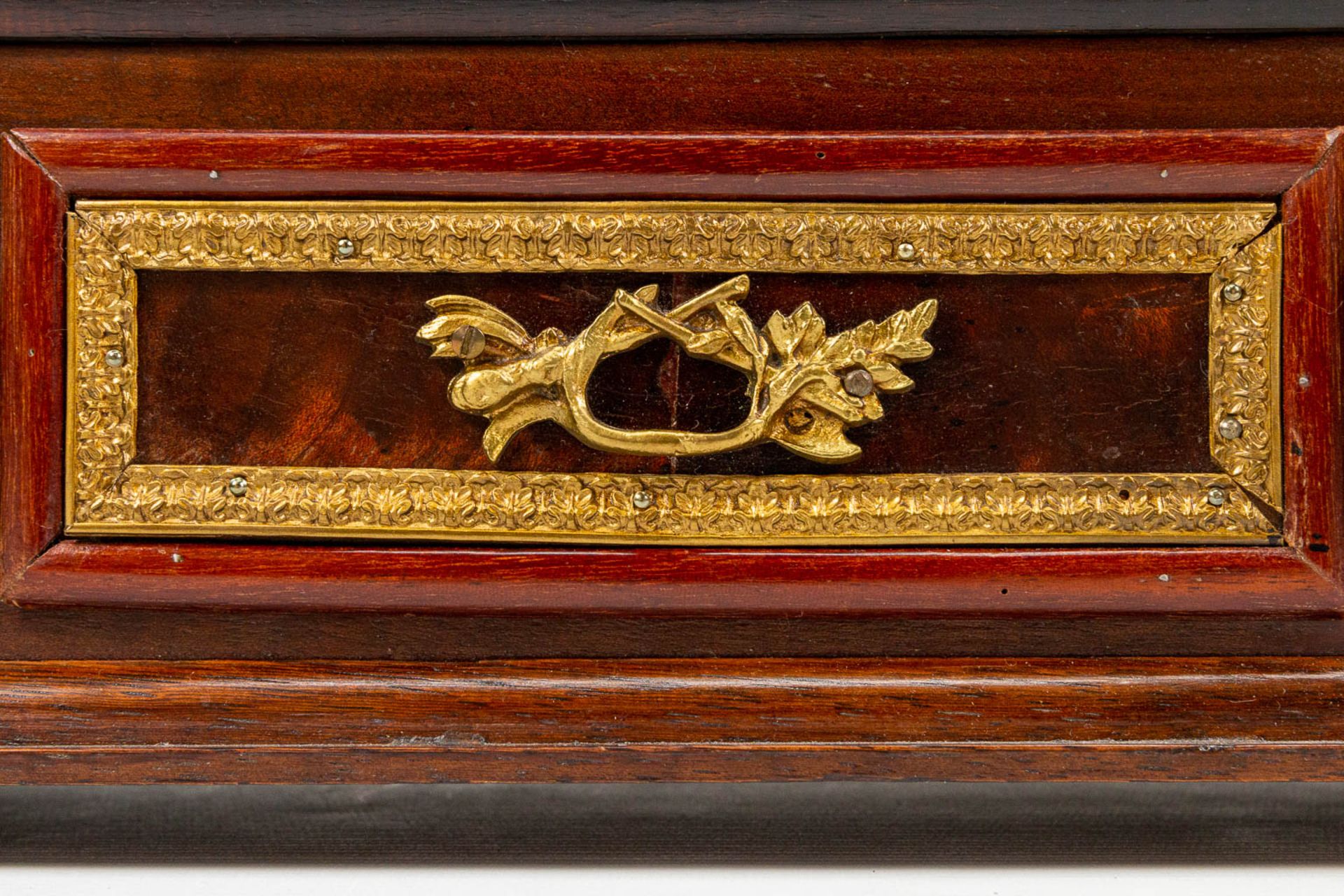 A table clock made of marquetry inlay, 19th century clock in a 20th century case. (17,5 x 34 x 73 cm - Image 12 of 16