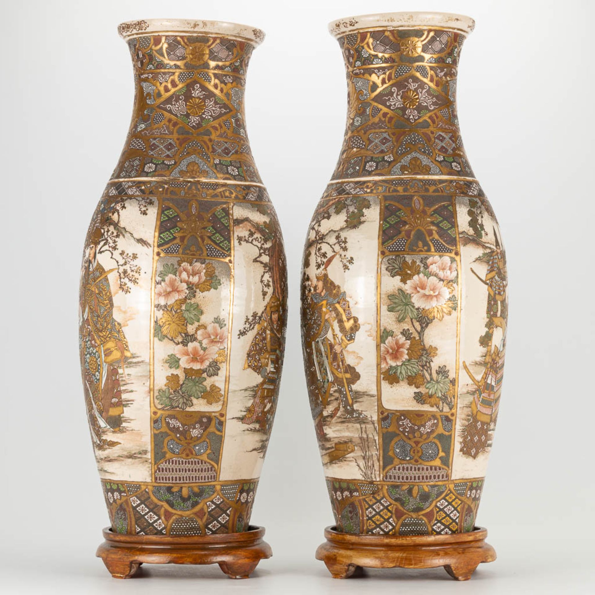 A pair of Japanese Satsuma vases with decor of warriors standing on a wood base. 19th/20th century. - Image 4 of 22