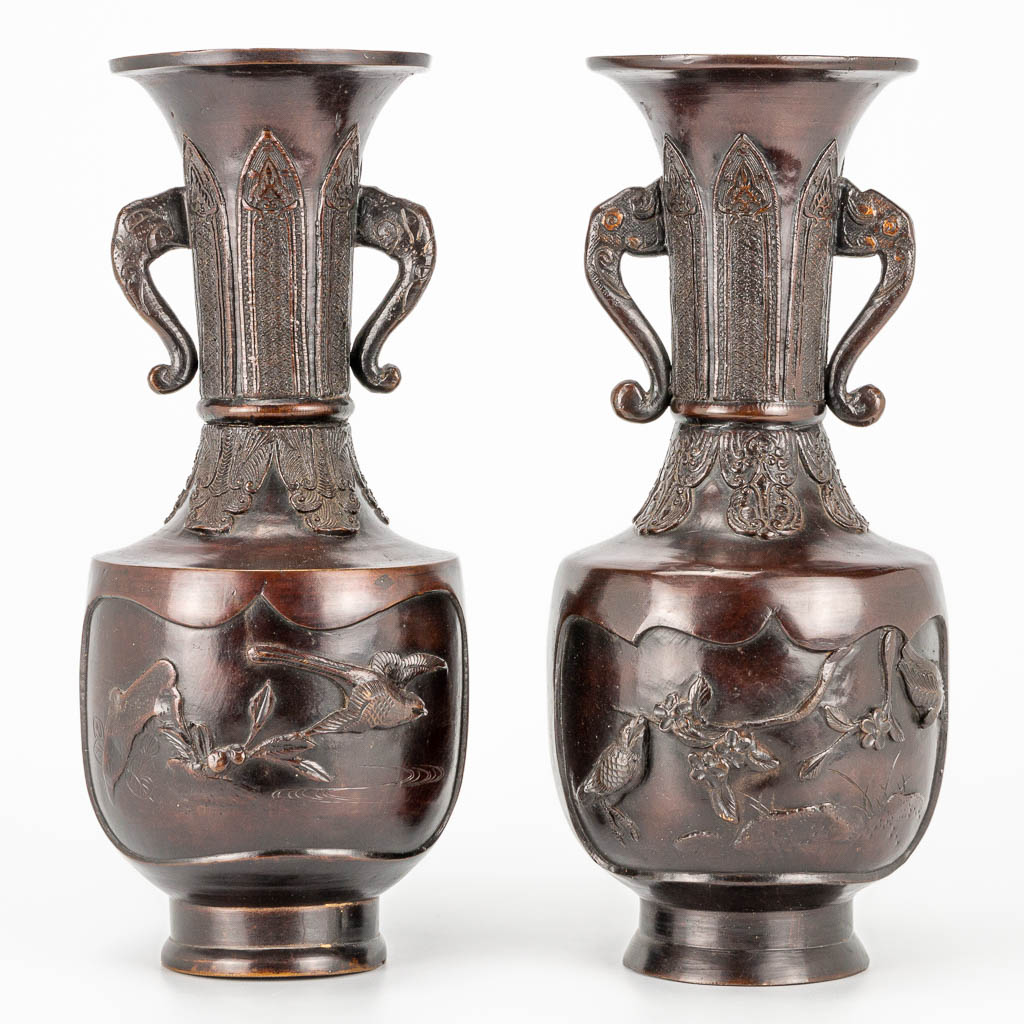 A pair of vases made of bronze with bird decor, Japan Meiji, 19th century. (30 x 12,5 cm)