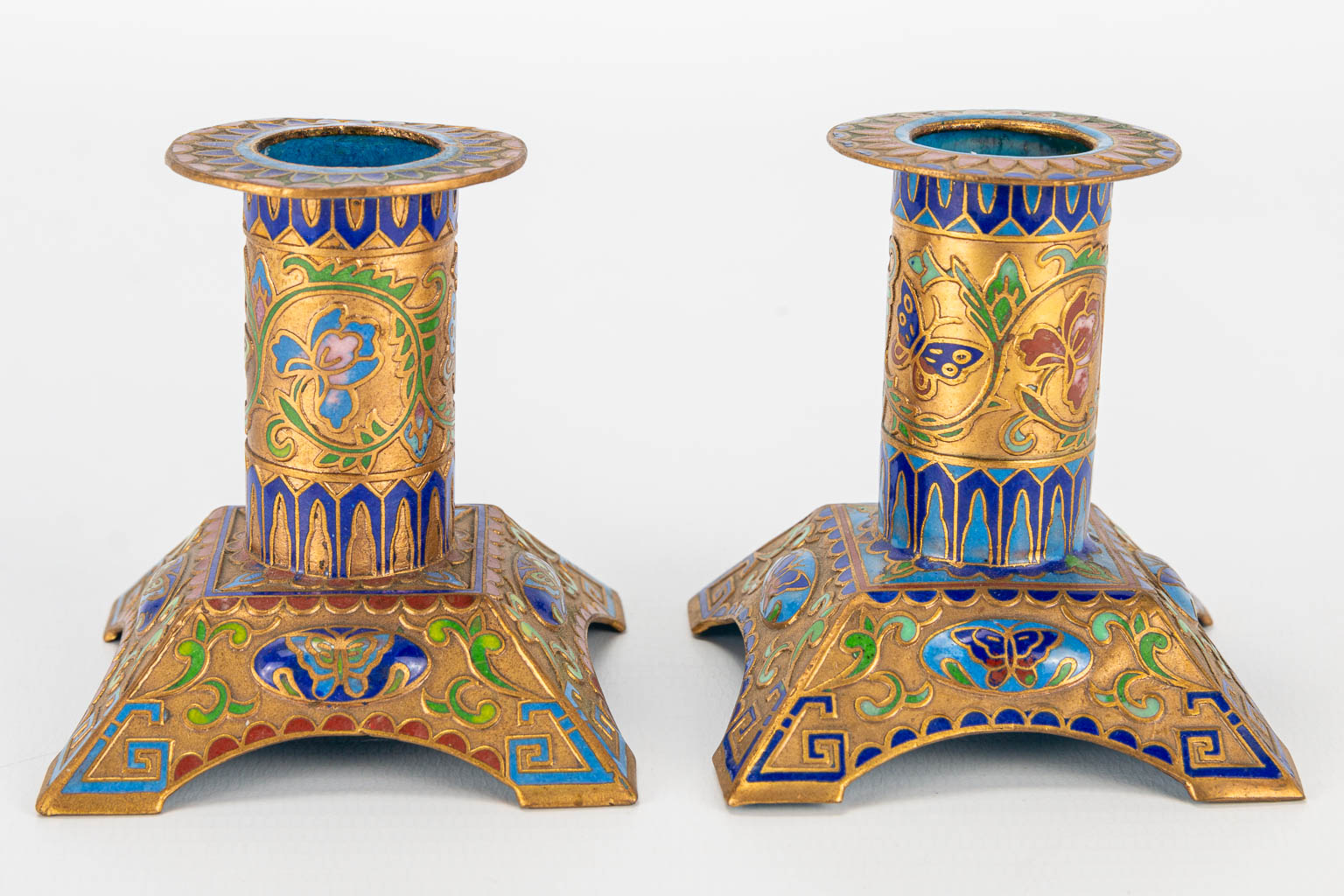 A collection of 2 jars and 2 candlesticks made of cloisonne bronze. (7 x 10 cm) - Image 10 of 16