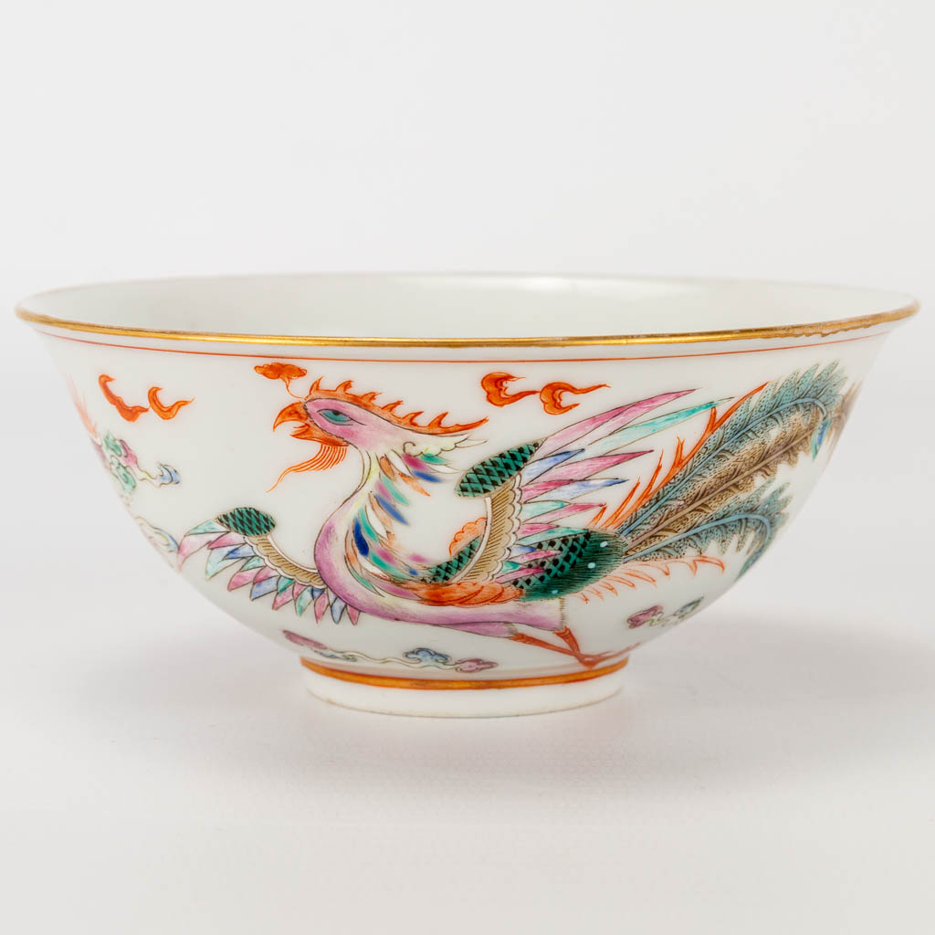 A bowl made of Chinese porcelain with images of a dragon and phoenix, Guangxu, 19th century. (5 x 11