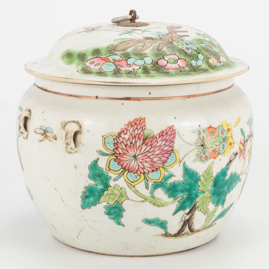 A Chinese porcelain jar with lid, with flower and butterfly decor. 19th/20th century. (21 x 23 cm) - Image 8 of 18