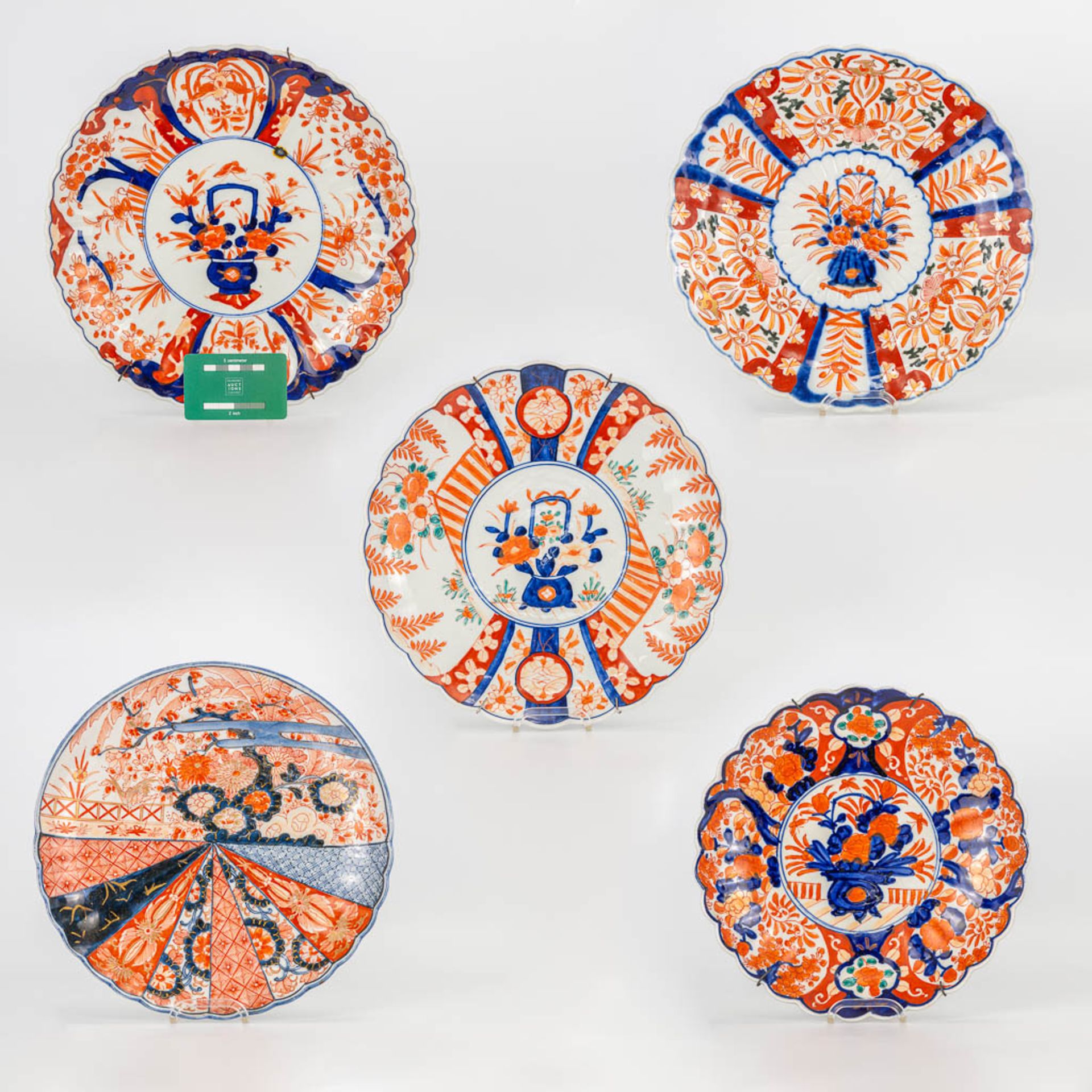 A collection of 5 Imari display plates made of Japanese porcelain. (4,5 x 30 cm) - Image 16 of 16