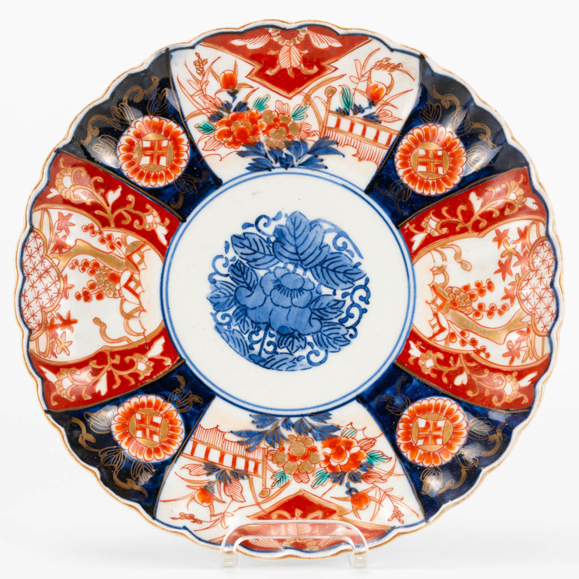 An assembled collection of 10 plates made of Japanese porcelain, Imari, blue white. (4 x 25 cm) - Image 15 of 16