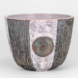 Elisabeth VANDEWEGHE (XX-XXI) a cache-pot made of glazed ceramics for Perignem. (19,5 x 26,5 cm)