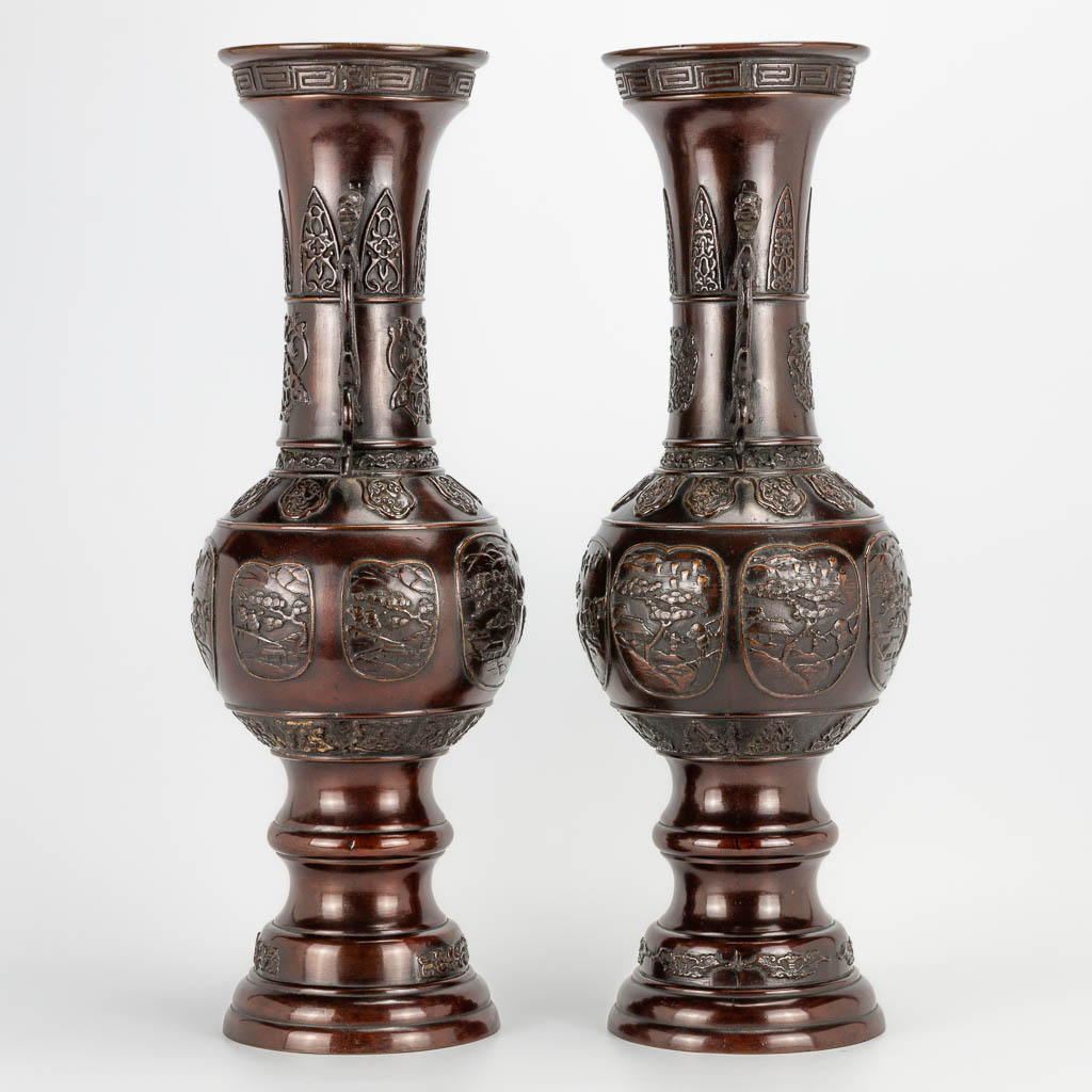 A pair of bronze Japanese vases decorated with landscapes and dragons, 19th century. (50,5 x 20 cm) - Image 3 of 19