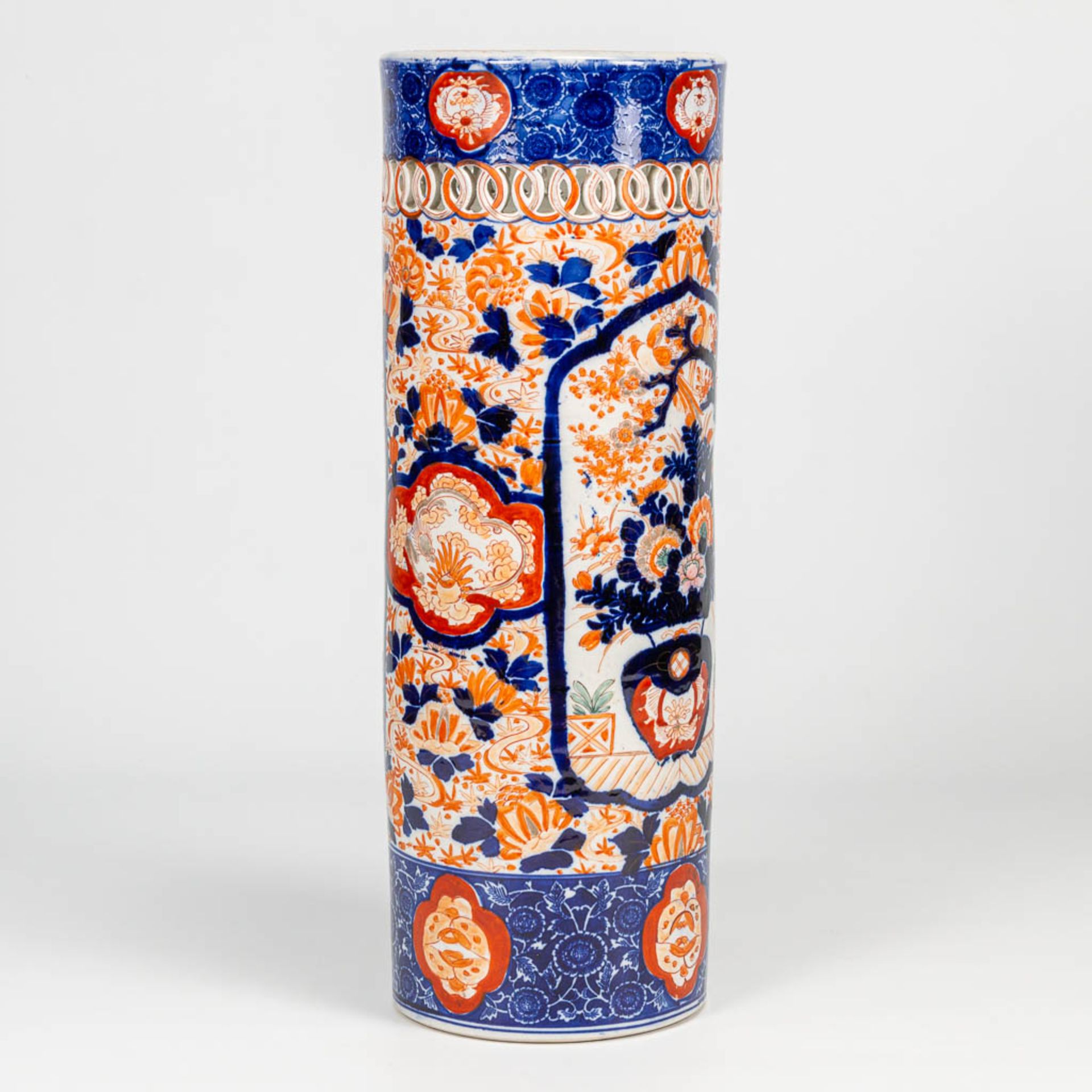 An Imari umbrella stand, vase made of porcelain in Japan. 19th/20th century. (61 x 22 cm) - Image 6 of 17