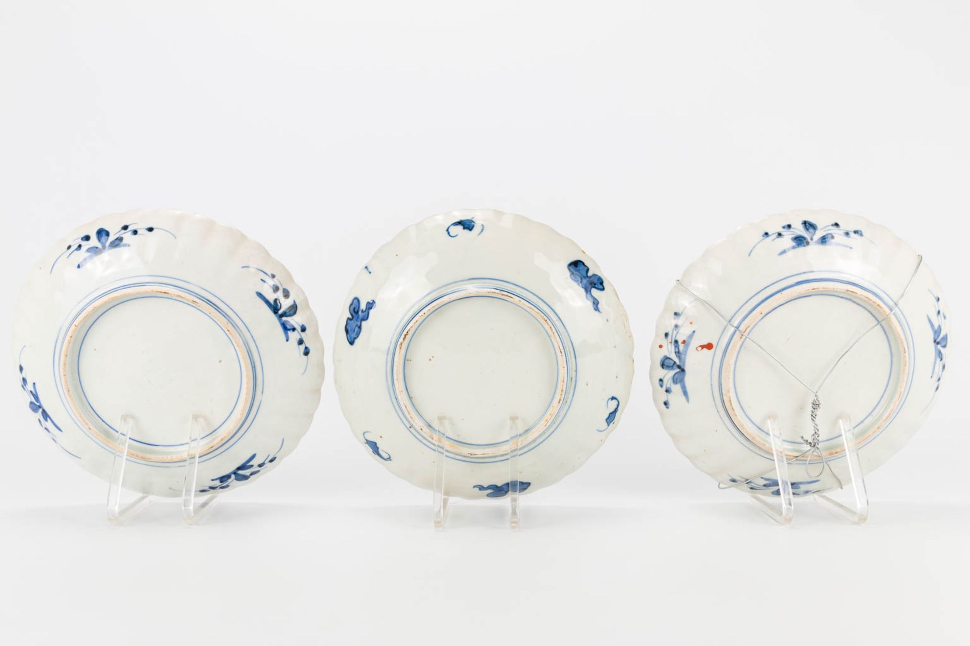 An assembled collection of 10 plates made of Japanese porcelain, Imari, blue white. (4 x 25 cm) - Image 4 of 16