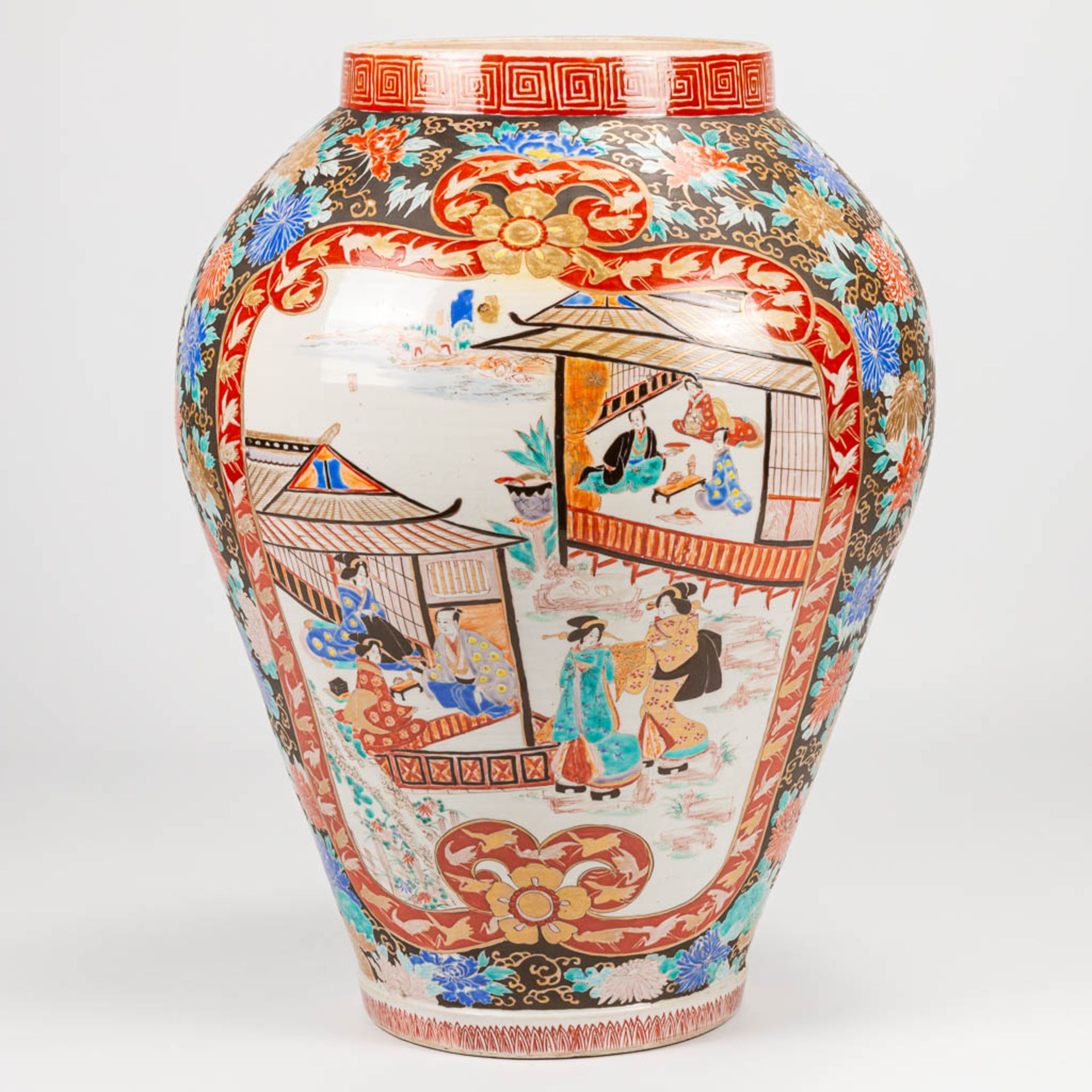 A large Imari display vase made of hand-painted porcelain in Japan. 19th/20th century. (60 x 42 cm) - Image 7 of 21