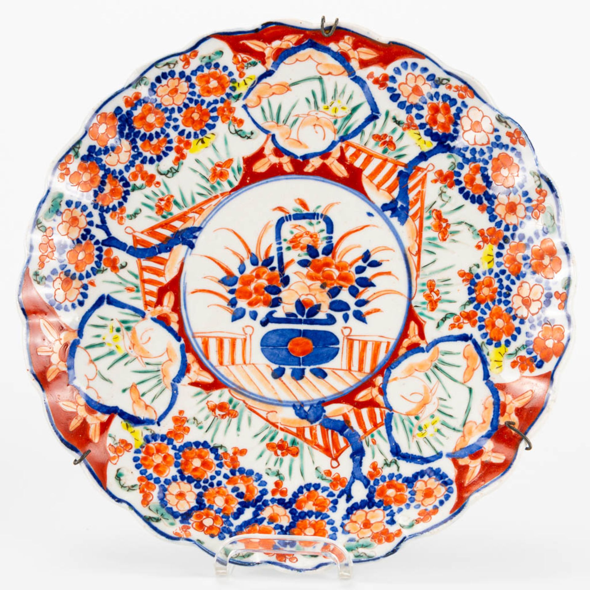 An assembled collection of 10 plates made of Japanese porcelain, Imari, blue white. (4 x 25 cm) - Image 12 of 16