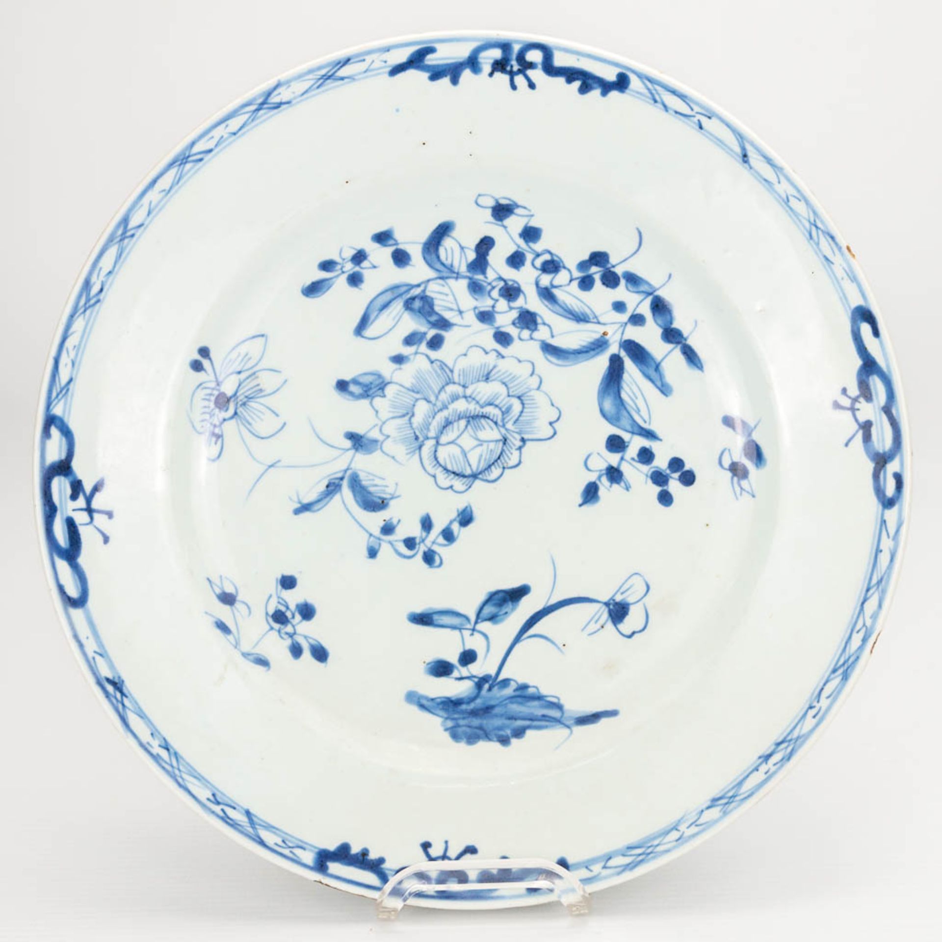 A collection of 10 display plates made of Oriental porcelain, Imari and blue-white and Famille Rose. - Image 7 of 16