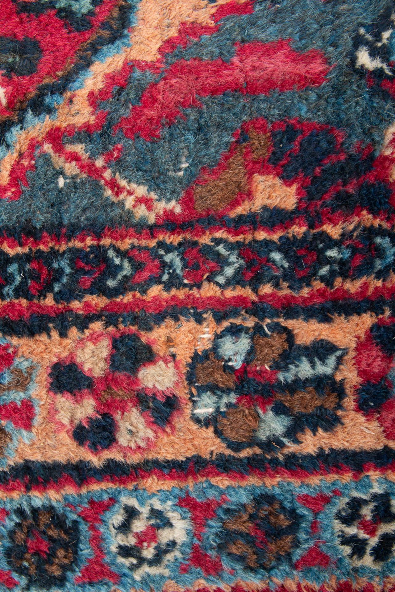 An Oriental hand-made carpet. Meshed. (342 x 255 cm) - Image 6 of 8