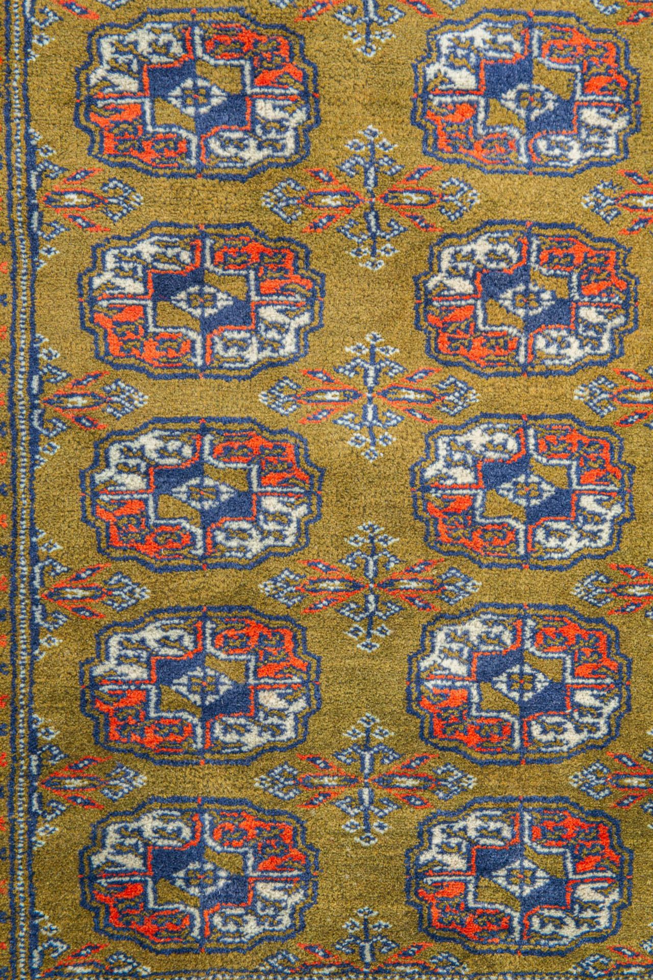 An Oriental hand-made carpet. Bokhara / Turkaman. (77 x 105,5 cm) - Image 6 of 6