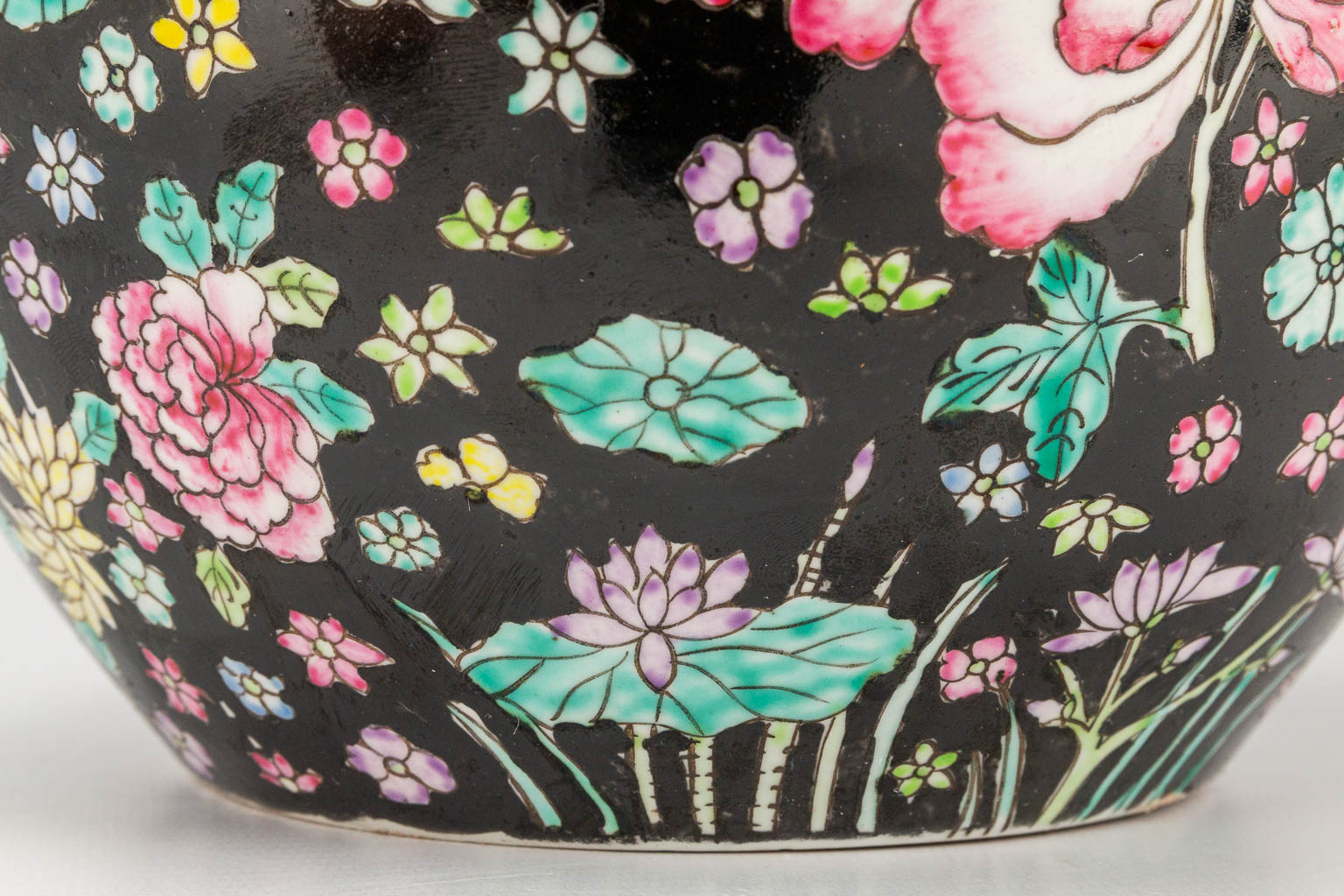 A pair of famille noir Chinese porcelain jars with lid, decorated with flowers. 19th/20th century. ( - Image 8 of 21