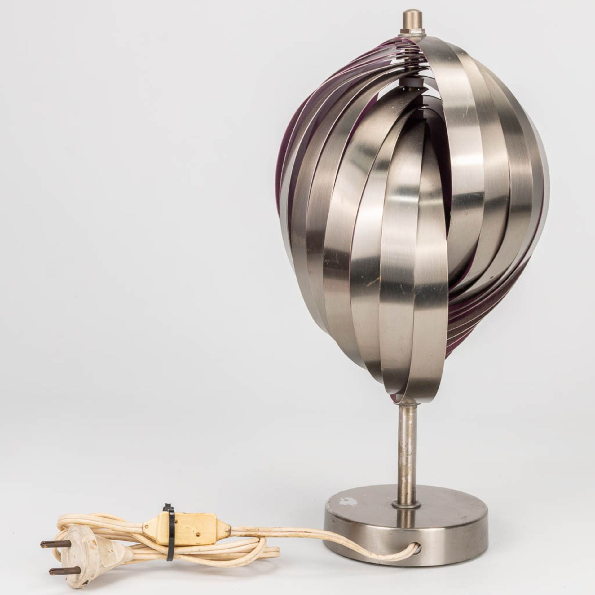 A mid-Century tablelamp made of metal, probably made in Denmark. (34 x 18 cm) - Image 3 of 8