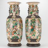 A pair of large Nanking Chinese vases with decor of warriors. 19th/20th century. (62 x 24 cm)