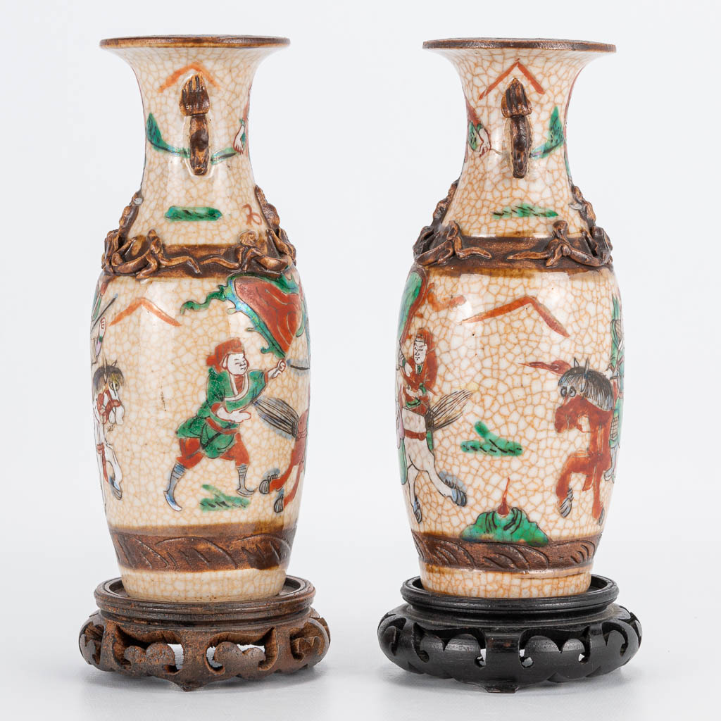 A pair of small Chinese vases Nanking with warrior decor. 19th/20th century. (19 x 8 cm) - Image 8 of 20