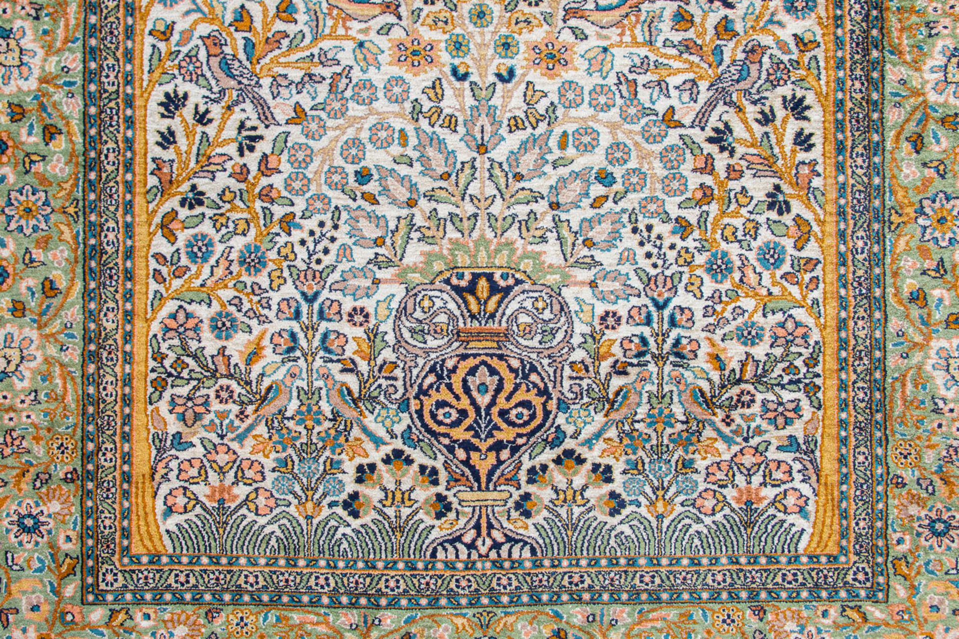 An Oriental hand-made carpet. Kachan with decor of birds. (120 x 180 cm) - Image 4 of 5