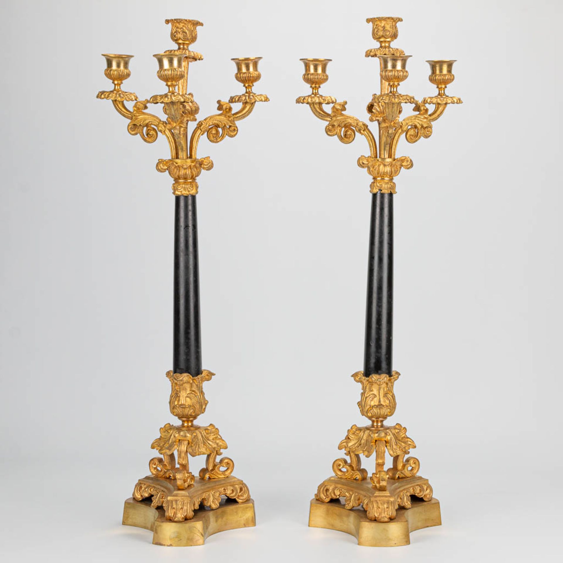 A pair of candelabra made of gilt bronze. 19th century. (21 x 19 x 60 cm)