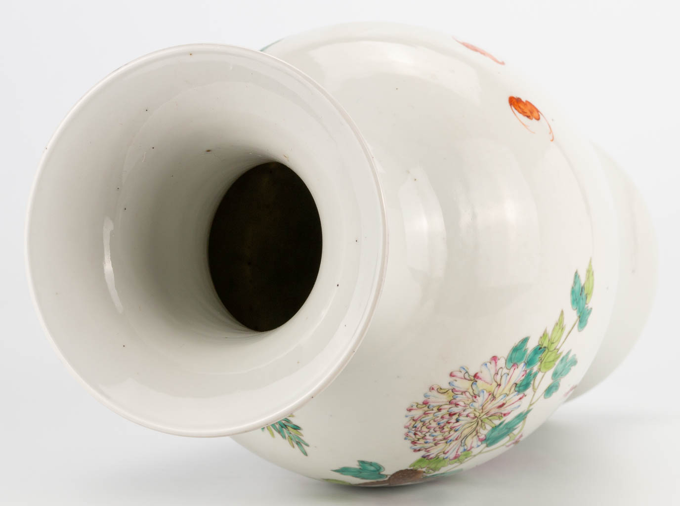 A Chinese vase with decor of peonies and birds. 19th/20th century. (46 x 20 cm) - Image 6 of 16