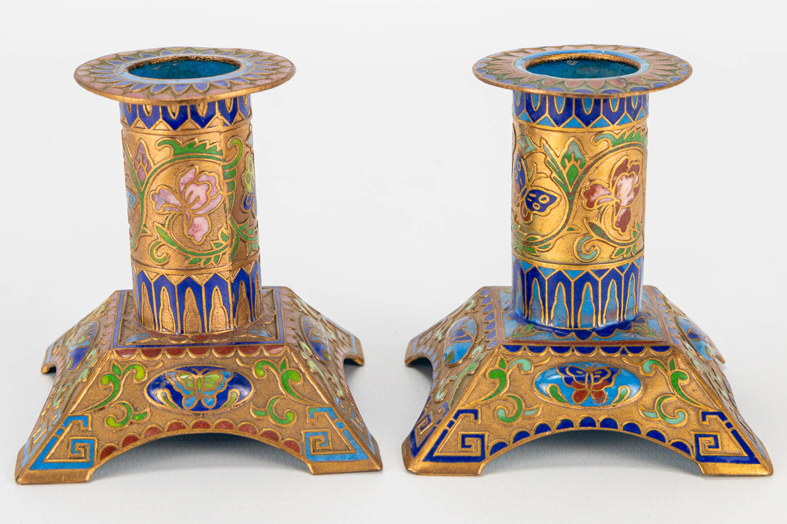 A collection of 2 jars and 2 candlesticks made of cloisonne bronze. (7 x 10 cm) - Image 14 of 16