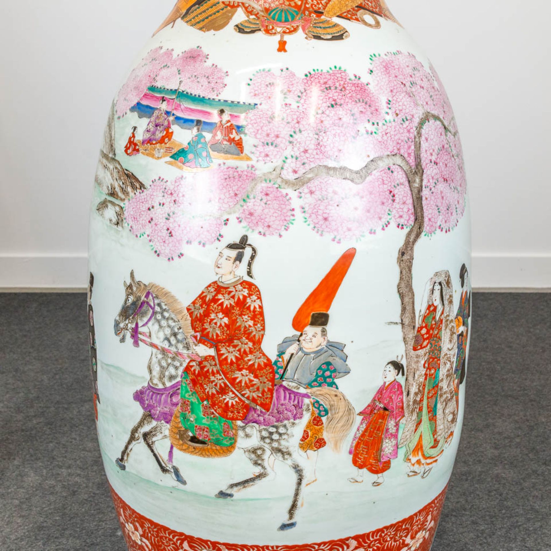 A large vase made of Japansese porcelain, decorated with blossoms. 19th/20th century. (106 x 40 cm) - Image 6 of 9