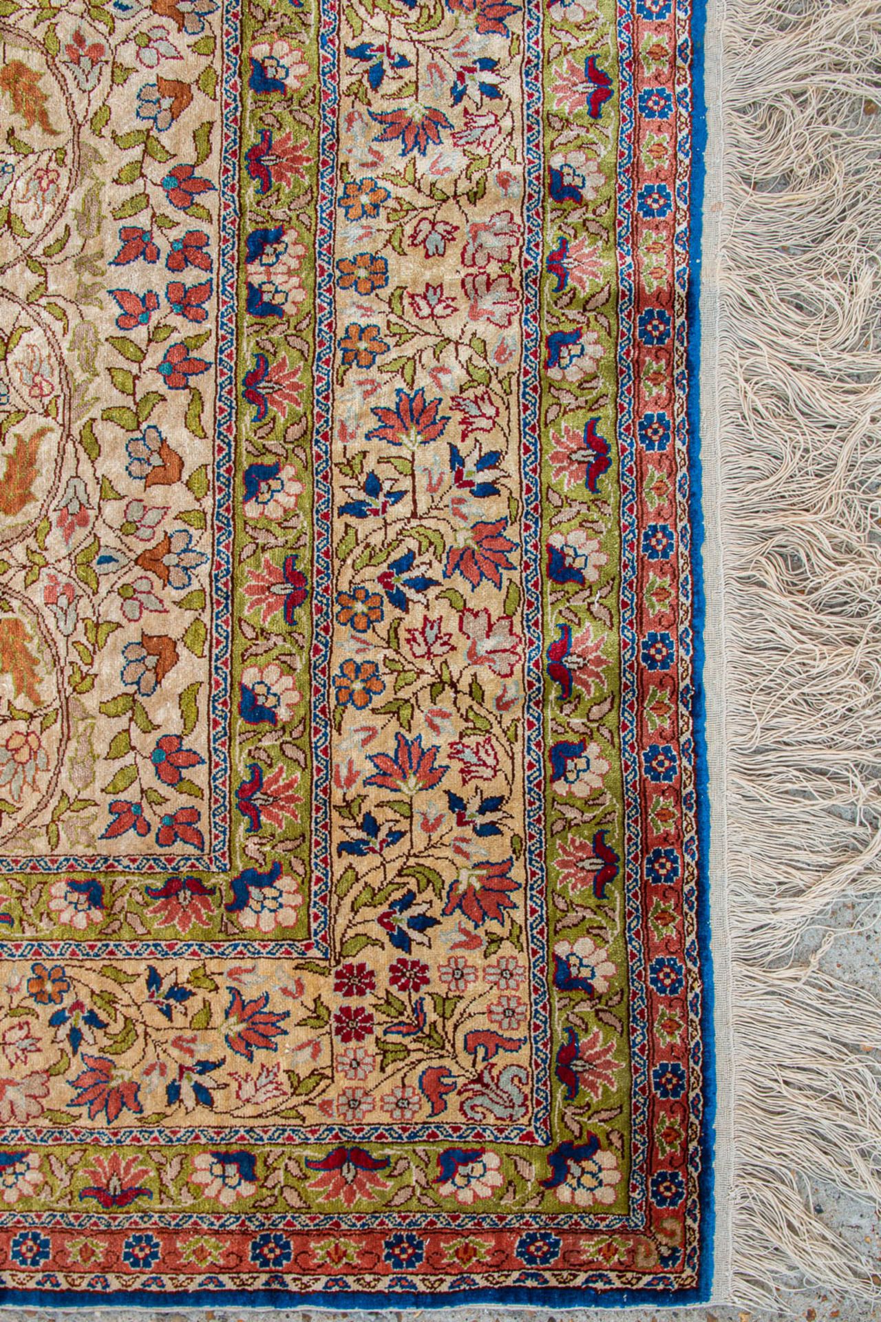 An Oriental hand-made carpet made of silk and marked Hereke (191 x 120) (120 x 190 cm) - Image 4 of 7