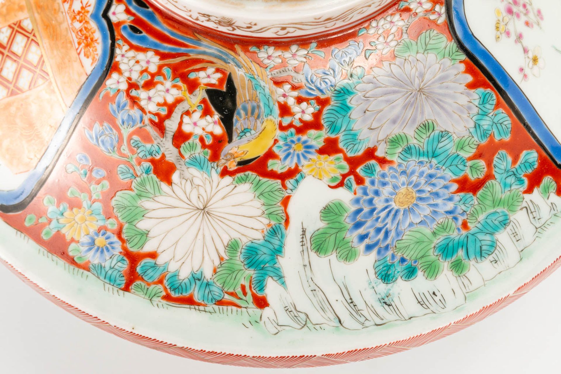 A collection of 2 pieces Japanese: Porcelain Imari rice bowl and a bronze vide poche. (20 x 33 cm) - Image 12 of 30
