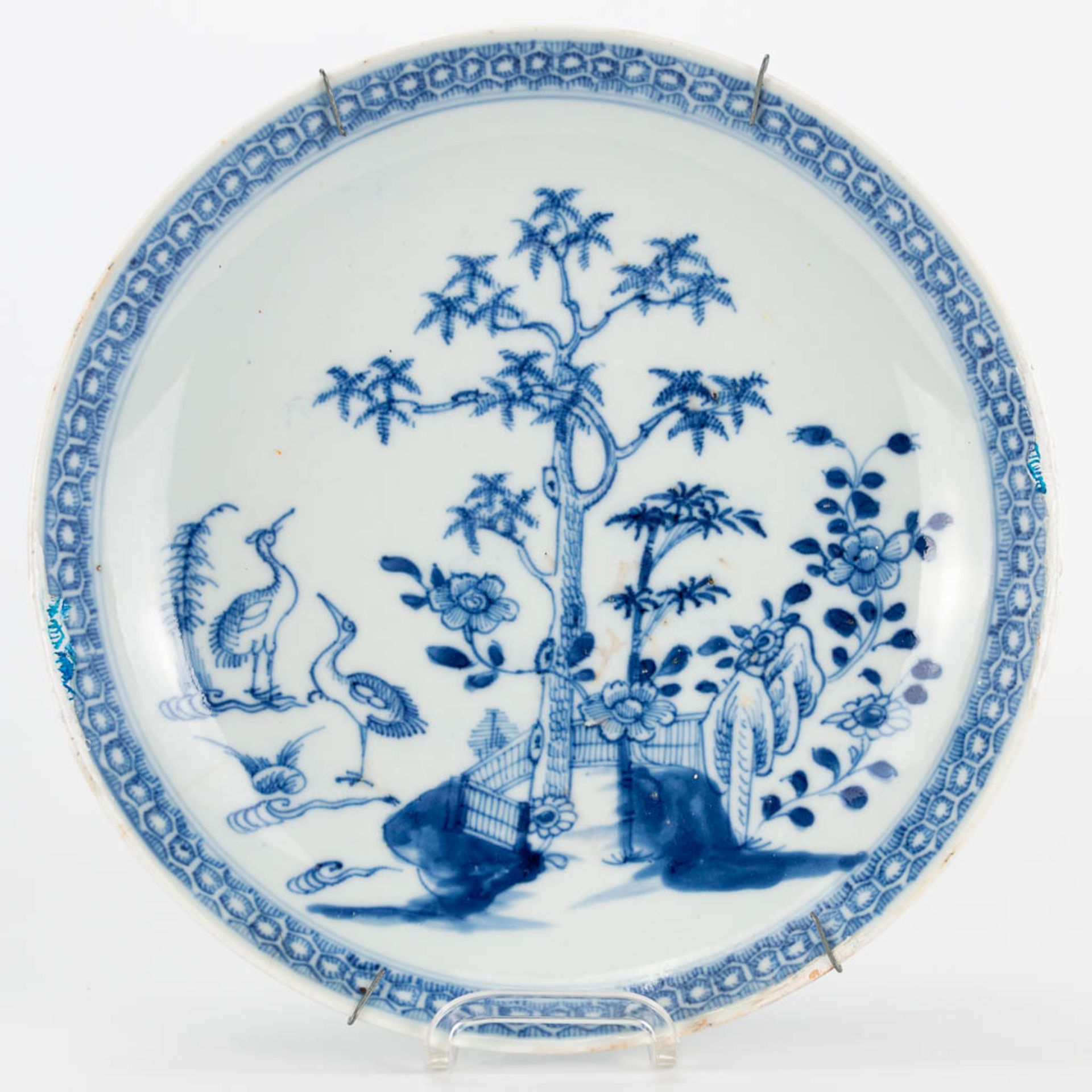 An assembled collection of 10 plates made of Japanese porcelain, Imari, blue white. (4 x 25 cm) - Image 6 of 16