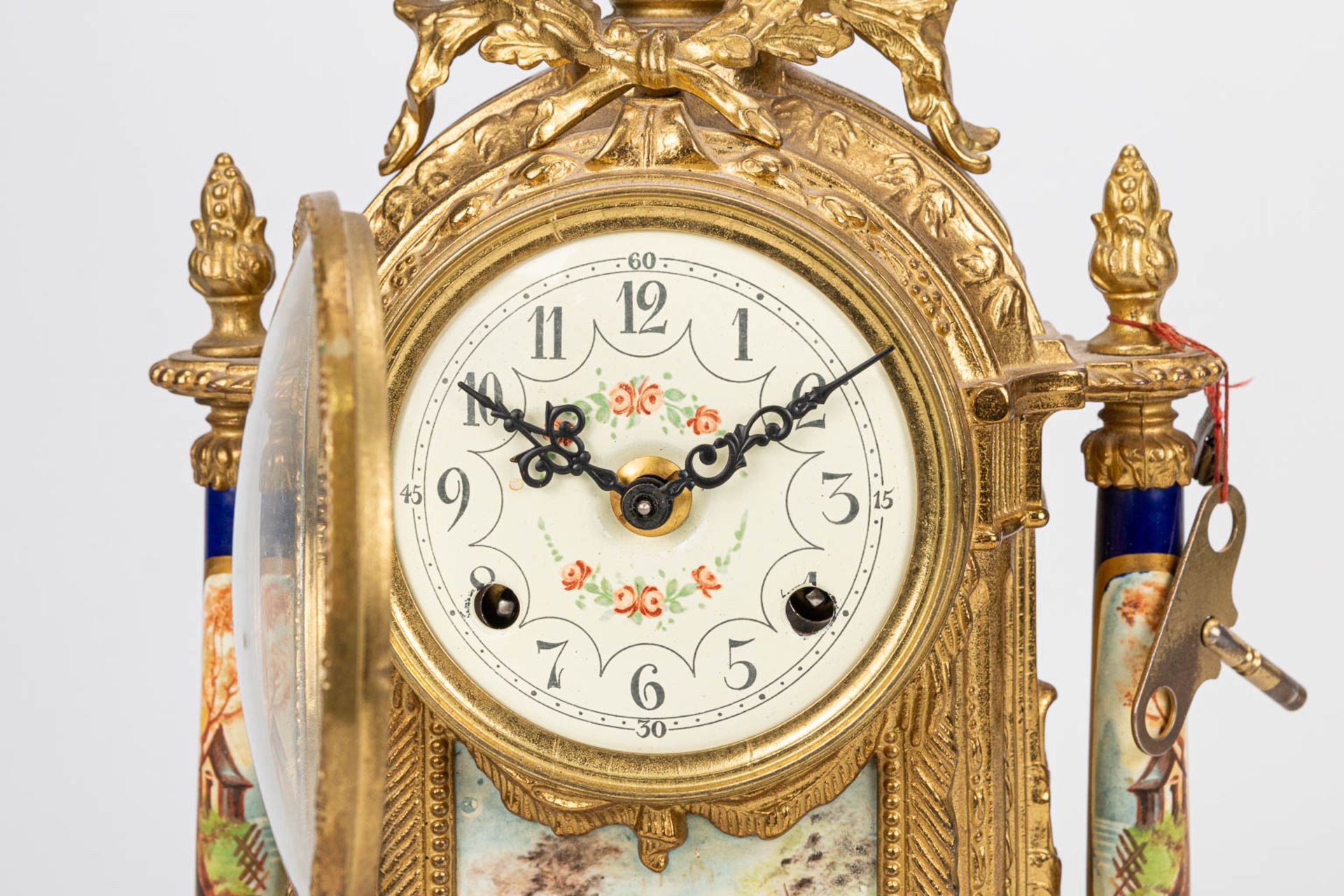 A three piece garniture clock made of bronze with porcelain. The second half of the 20th century. (1 - Bild 10 aus 11