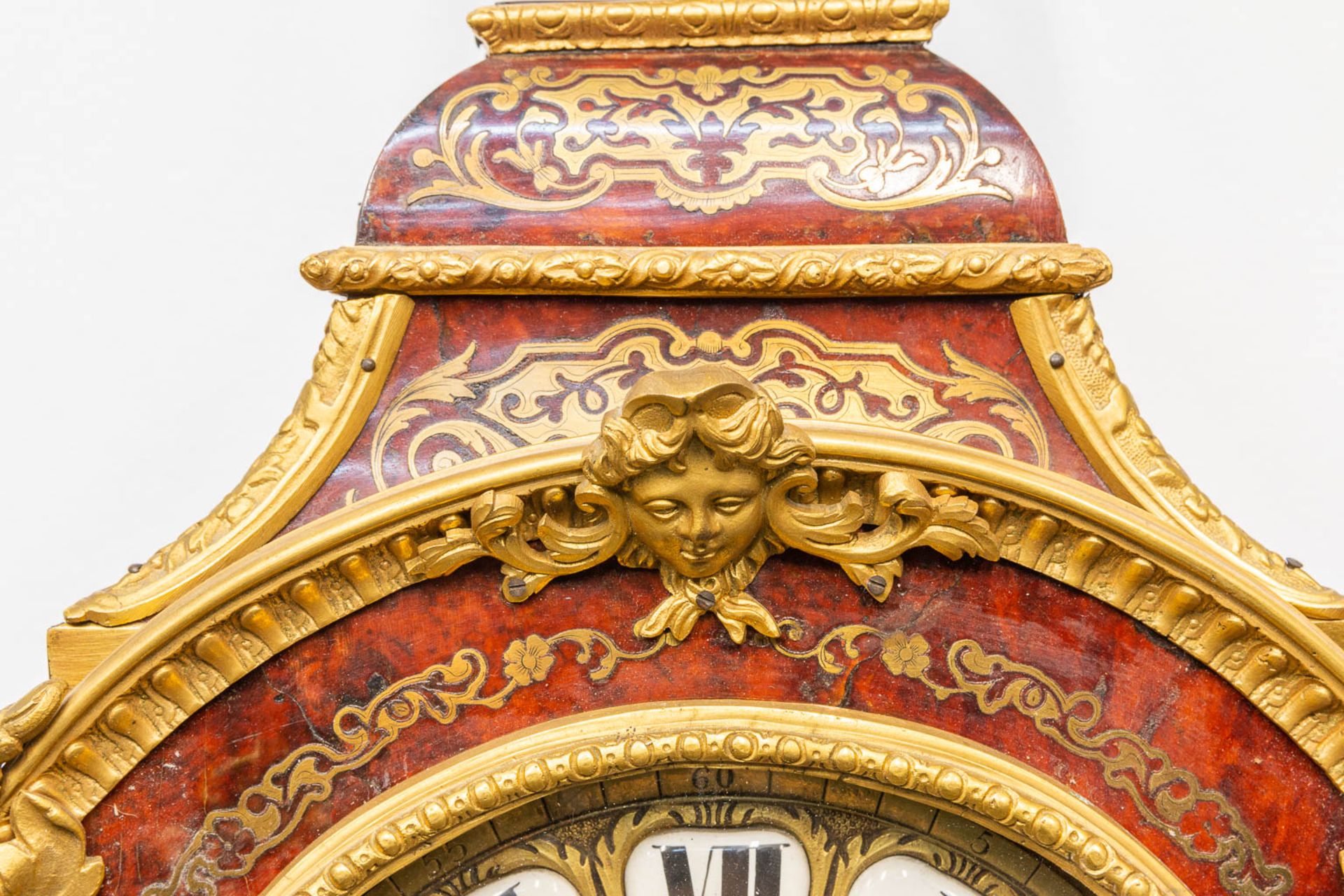 A cartel clock, finished with tortoise shell in a boulle technique, and mounted with gilt bronze. 19 - Image 8 of 10