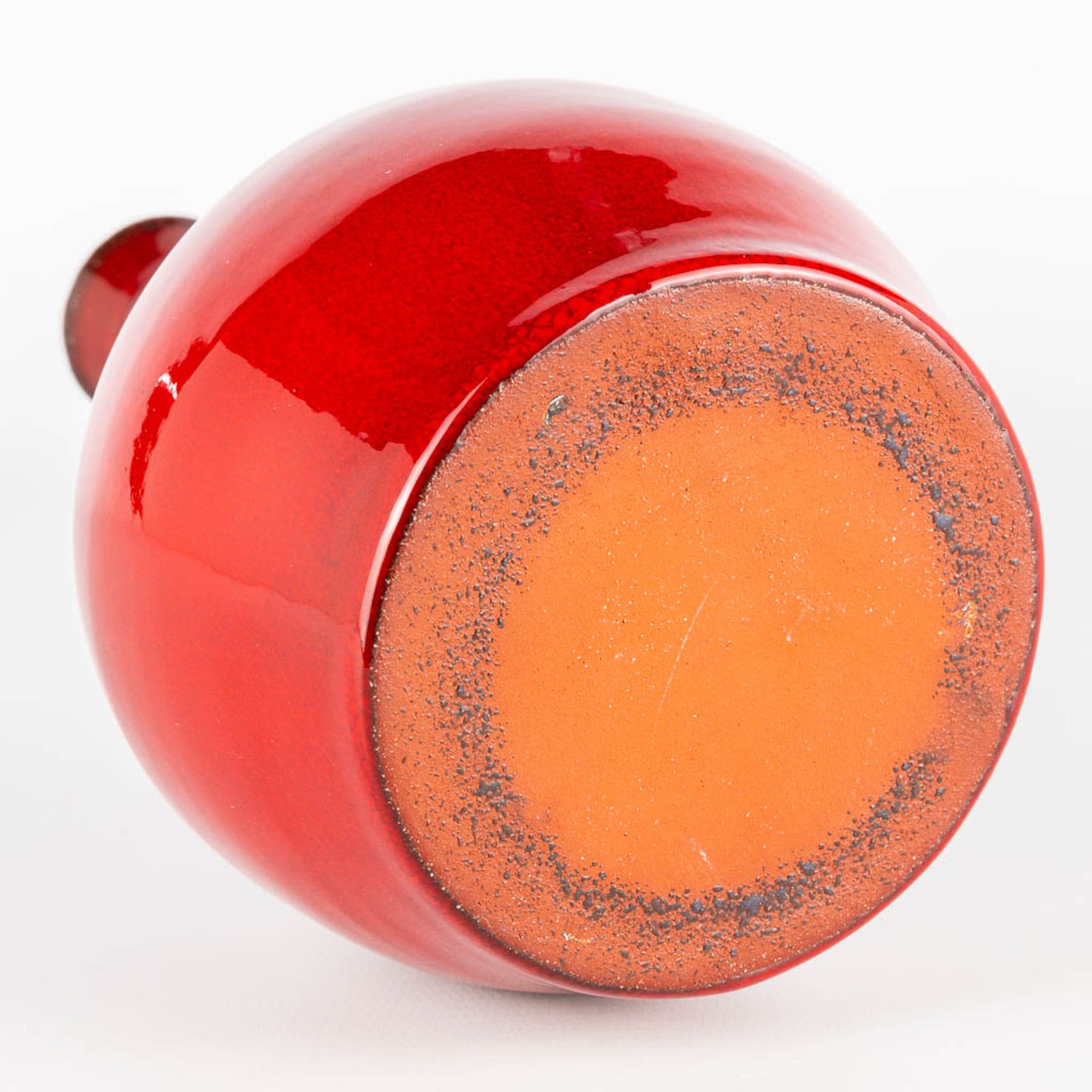 Leon GOOSSENS (XX) A red glazed vase made of ceramics. Not marked. (20 x 11 cm) - Image 5 of 9