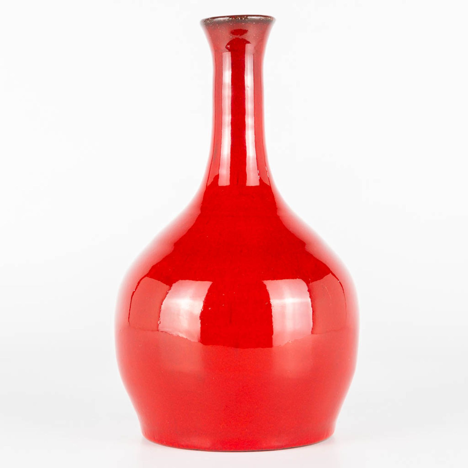 Leon GOOSSENS (XX) A red glazed vase made of ceramics. Not marked. (20 x 11 cm) - Image 3 of 9