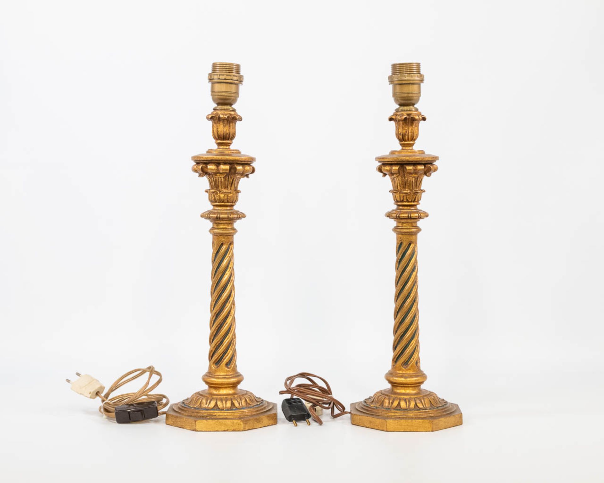 A pair of candlesticks made of gilt wood with green accents. The second half of the 20th century. (4 - Bild 4 aus 10