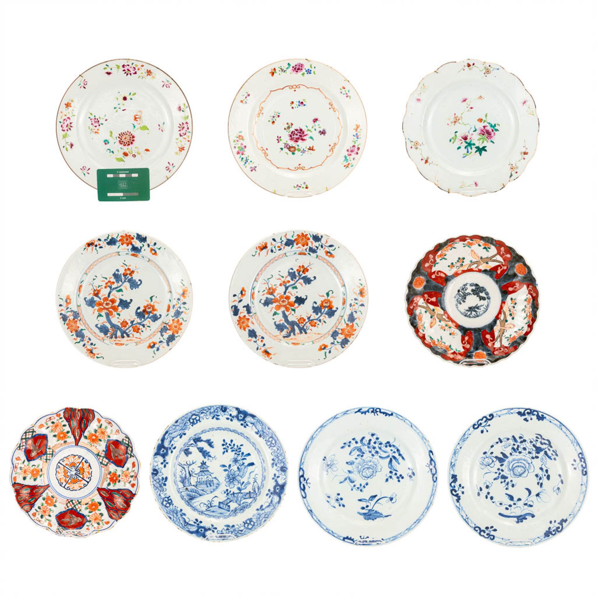 A collection of 10 display plates made of Oriental porcelain, Imari and blue-white and Famille Rose. - Image 15 of 16
