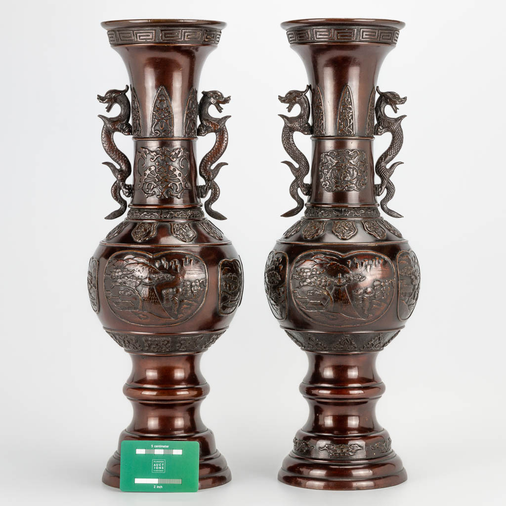 A pair of bronze Japanese vases decorated with landscapes and dragons, 19th century. (50,5 x 20 cm) - Image 2 of 19