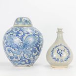 A collection of 2 ceramic vases VOC and a Chinese ginger jar in Gres. (21,5 x 26 x 23 cm)