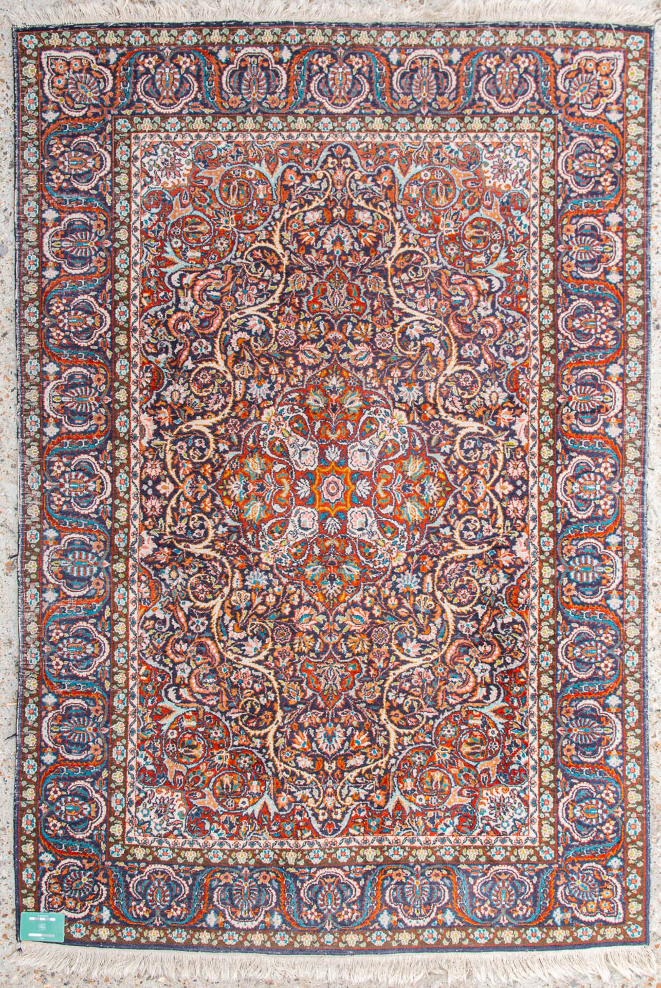 An Oriental hand-made carpet. kerman. (122,5 x 180 cm) - Image 6 of 6