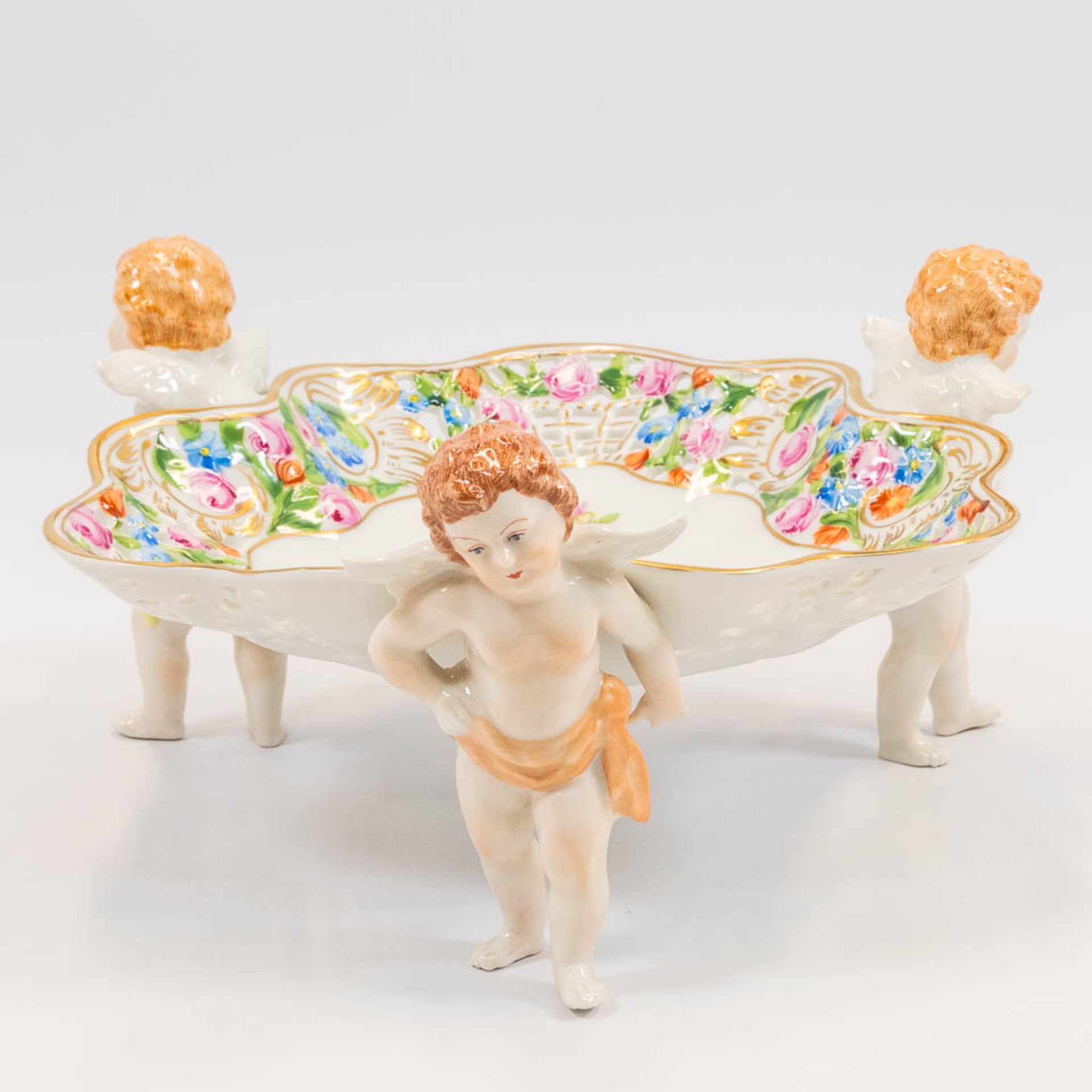 An ajoured porcelain basket, carried by putti, with hand-painted flower decor and marked on the base - Bild 12 aus 16
