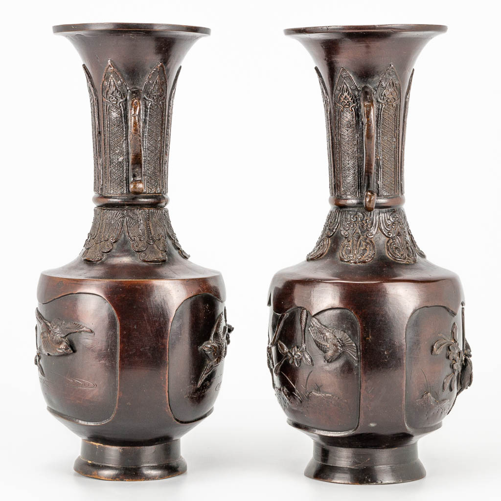 A pair of vases made of bronze with bird decor, Japan Meiji, 19th century. (30 x 12,5 cm) - Image 2 of 19