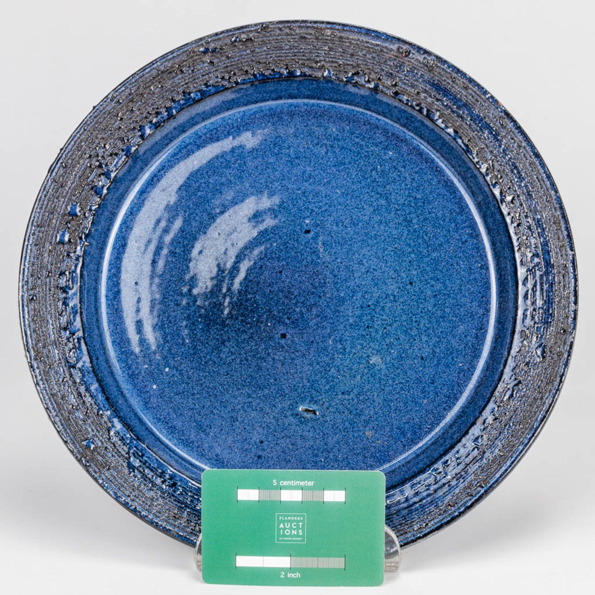 Rogier VANDEWEGHE (1923-2020) A plate made of ceramics with exceptional blue glaze. (2,5 x 27 cm) - Bild 4 aus 5