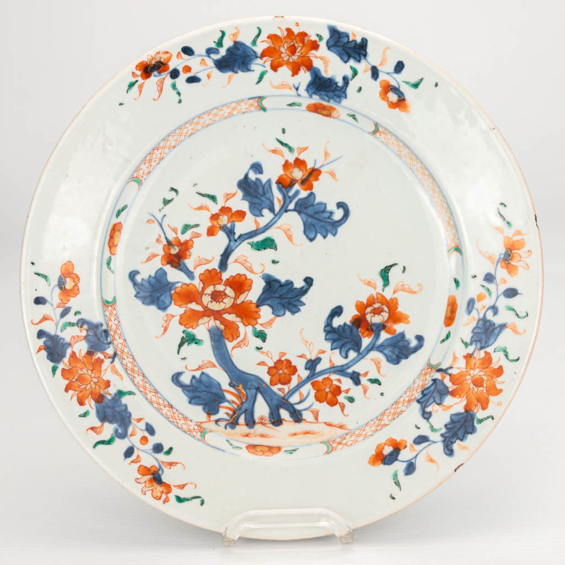 A collection of 10 display plates made of Oriental porcelain, Imari and blue-white and Famille Rose. - Image 9 of 16