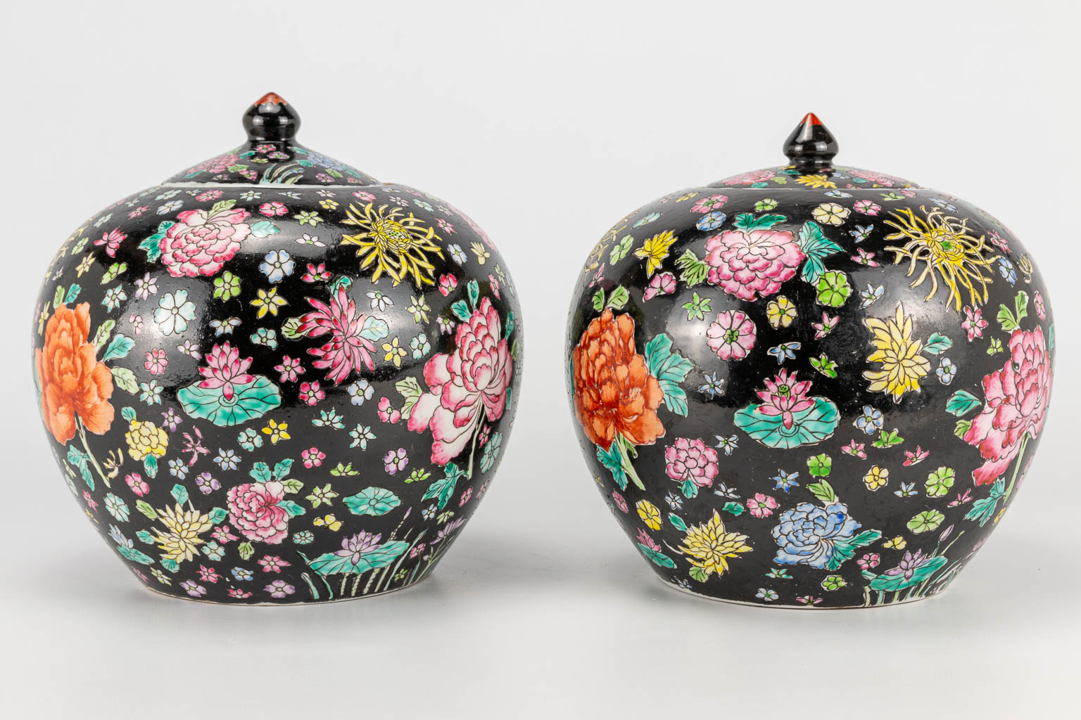 A pair of famille noir Chinese porcelain jars with lid, decorated with flowers. 19th/20th century. ( - Image 19 of 21