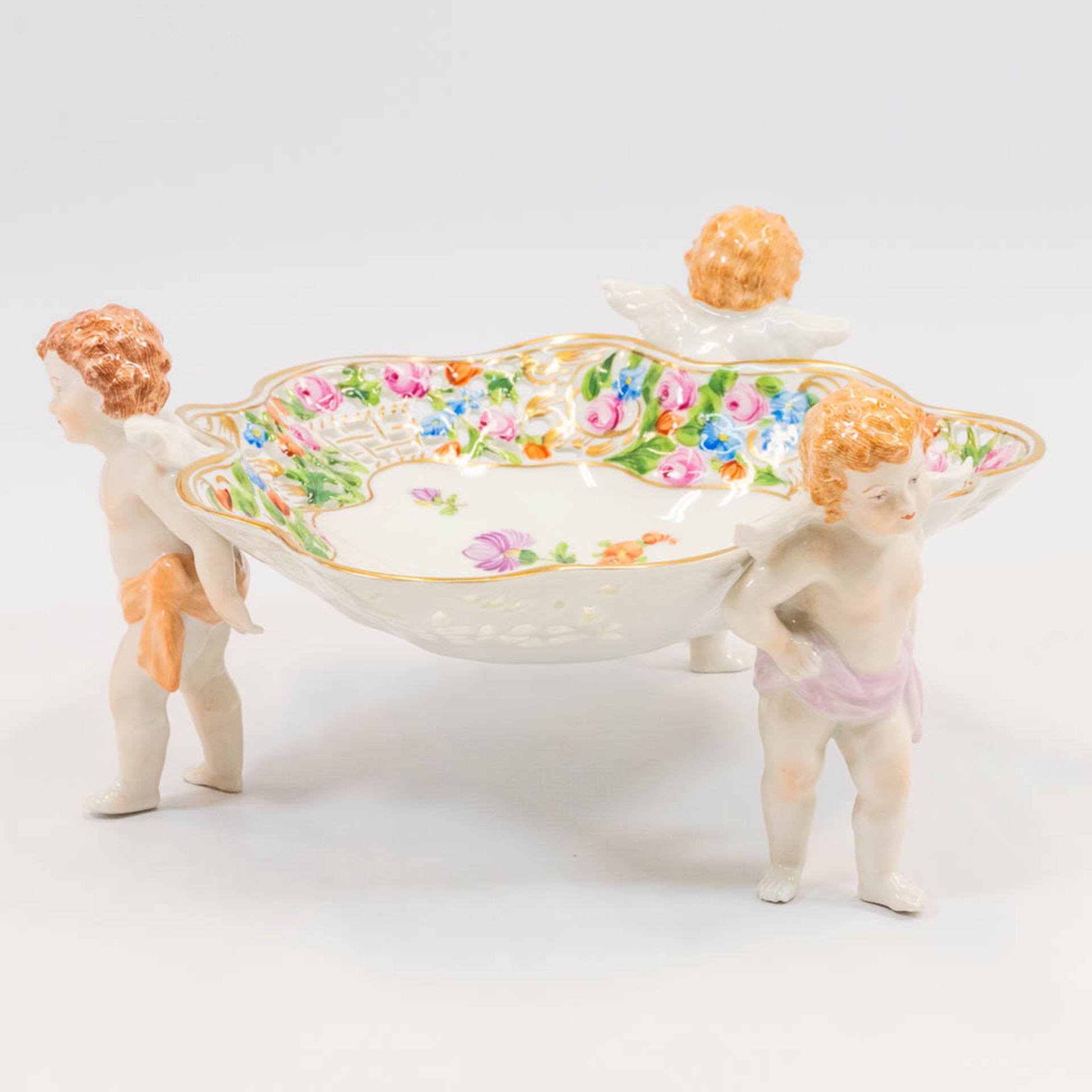 An ajoured porcelain basket, carried by putti, with hand-painted flower decor and marked on the base - Bild 7 aus 16