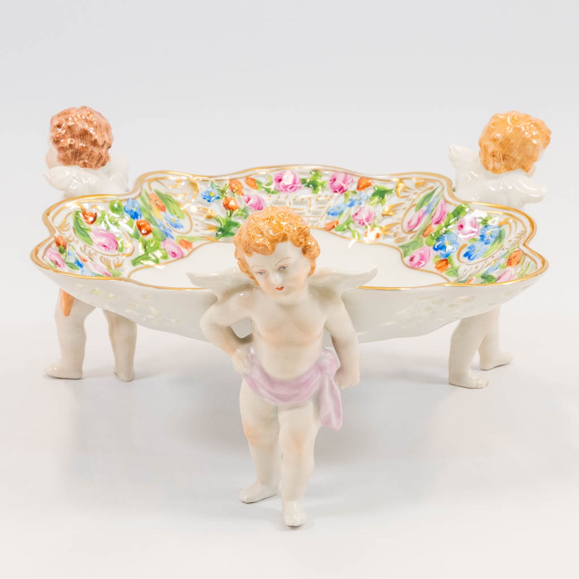 An ajoured porcelain basket, carried by putti, with hand-painted flower decor and marked on the base - Bild 13 aus 16