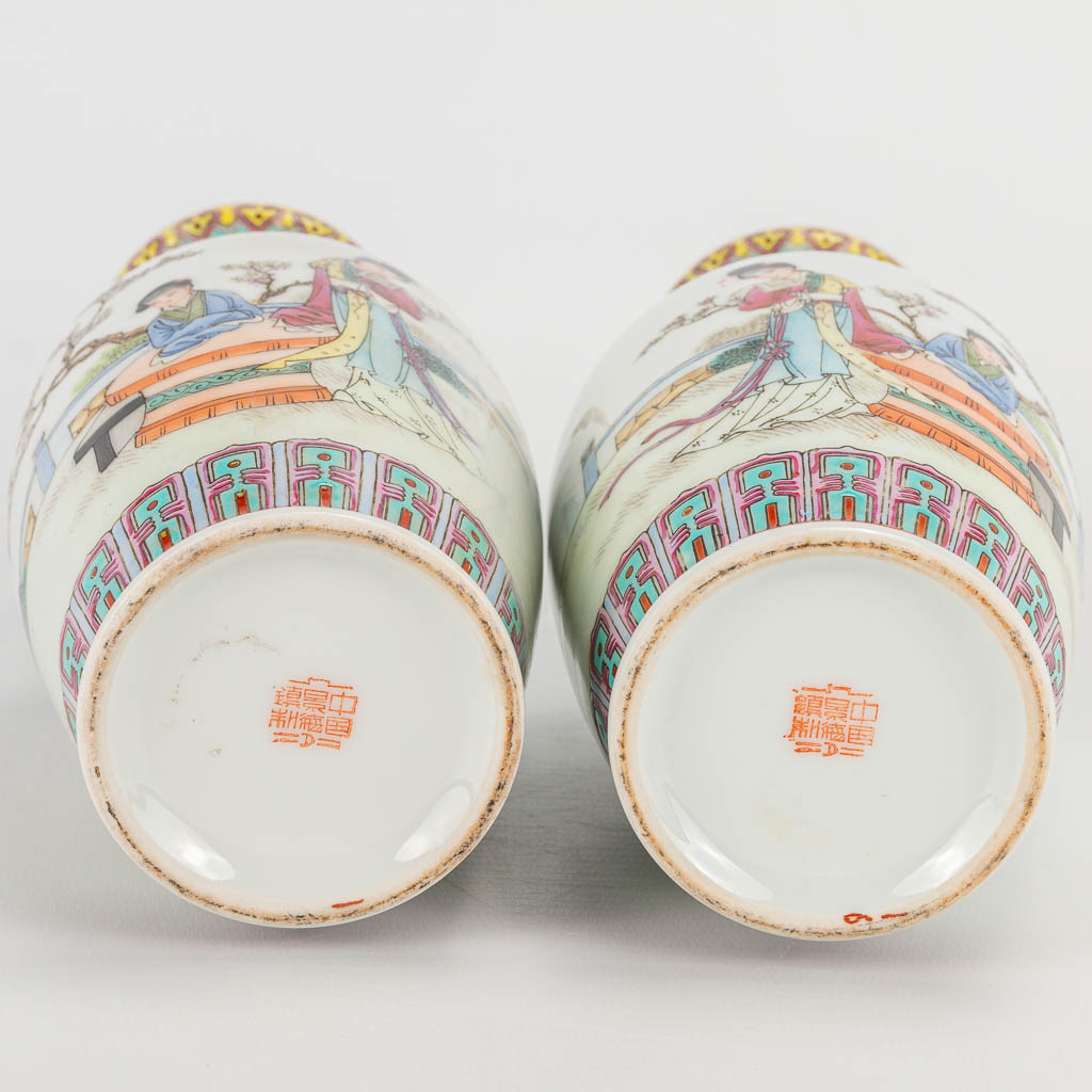 A pair of small vases made of Chinese porcelain, Republic, 20th century. (21 x 9 cm) - Image 2 of 5