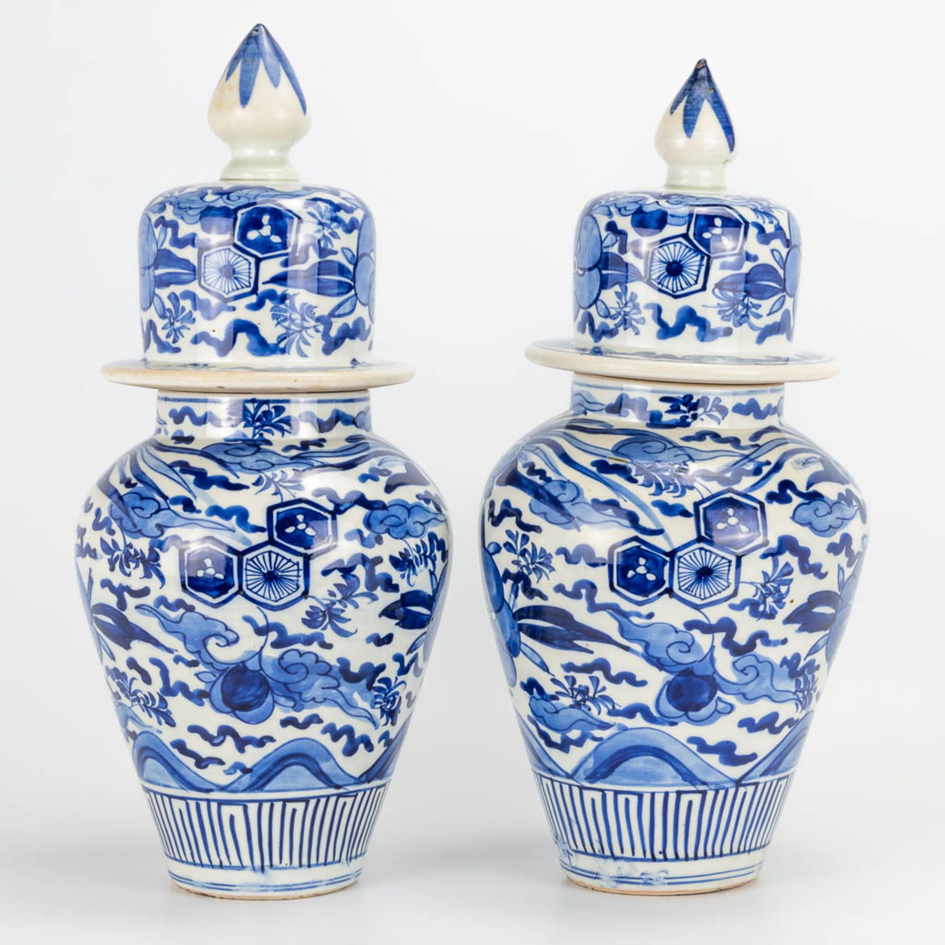 A pair of small Oriental vases wit lid, blue-white floral decor. (40 x 20 cm) - Bild 8 aus 20