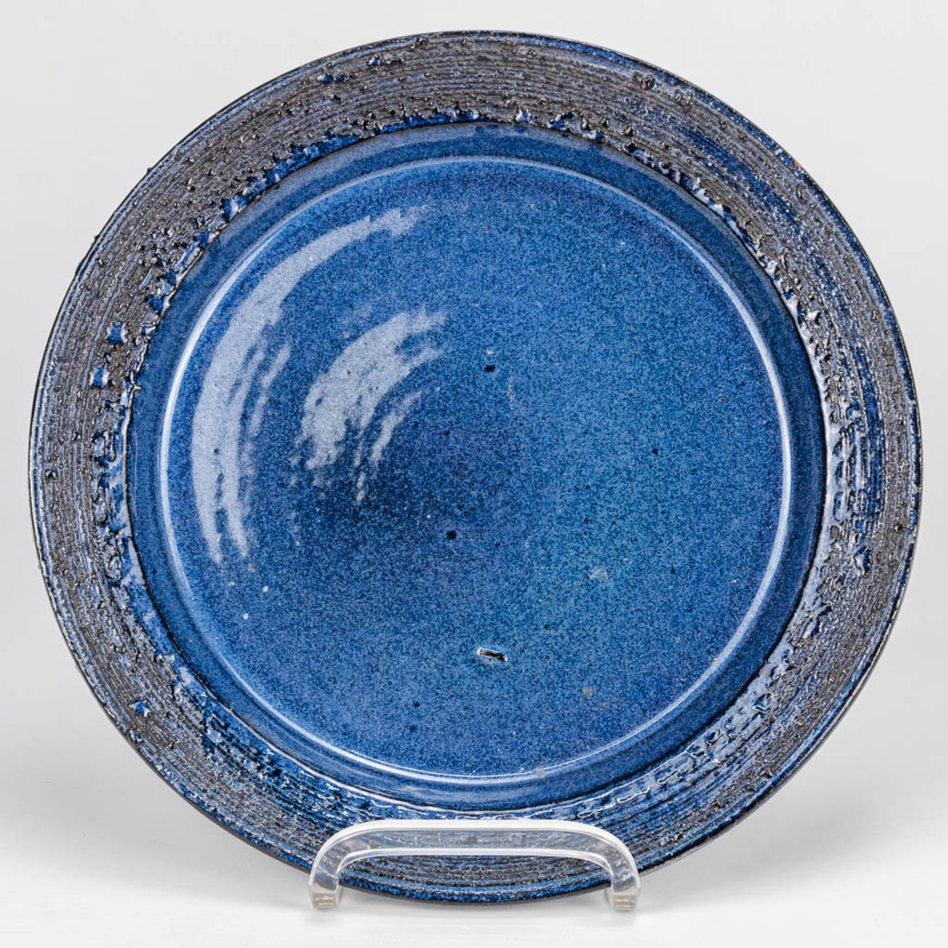 Rogier VANDEWEGHE (1923-2020) A plate made of ceramics with exceptional blue glaze. (2,5 x 27 cm)