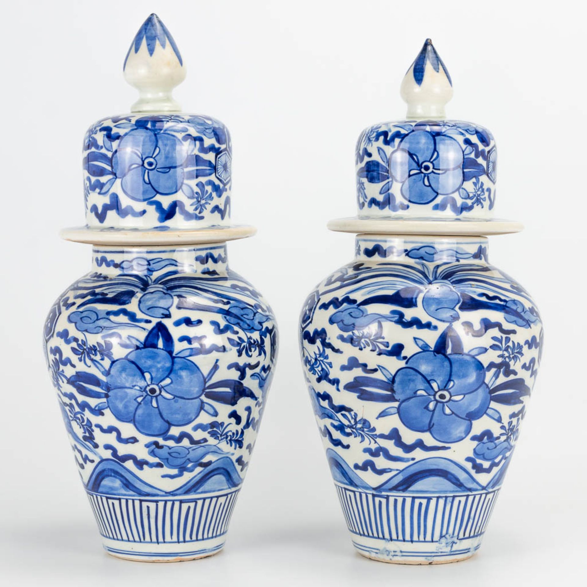 A pair of small Oriental vases wit lid, blue-white floral decor. (40 x 20 cm) - Bild 3 aus 20