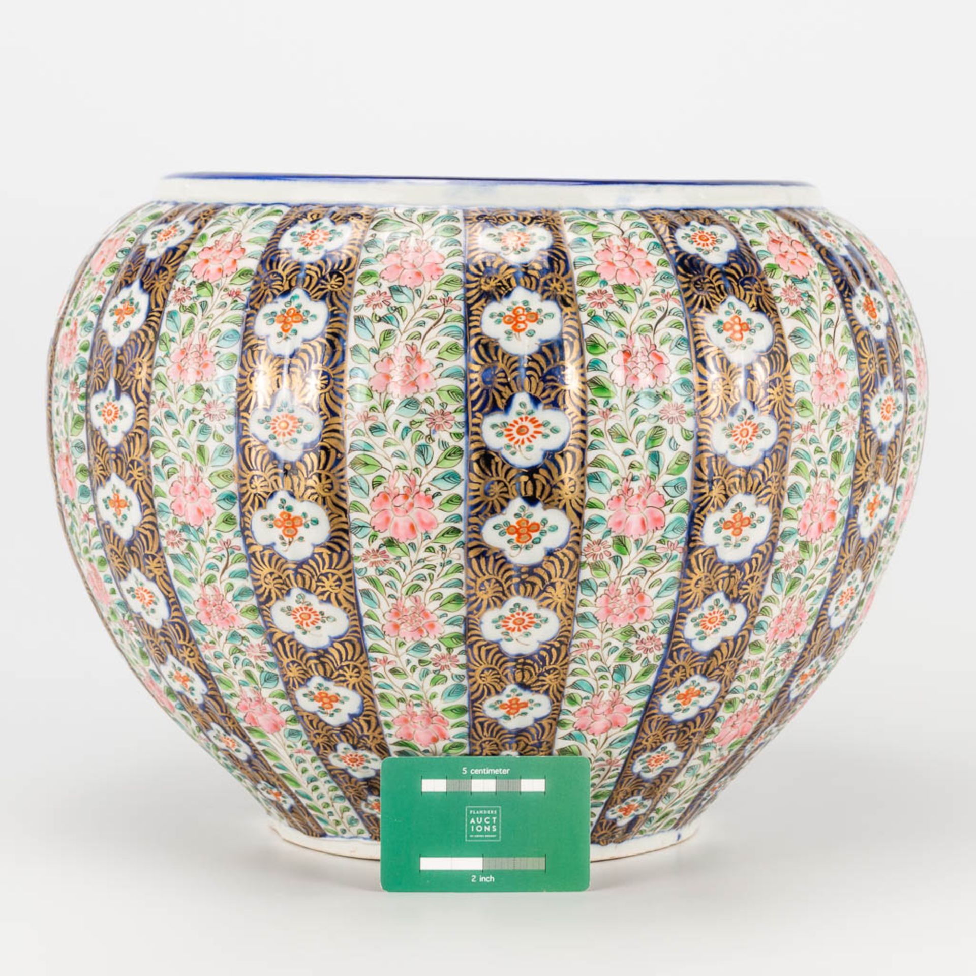 A large Japanese cache-pot, with hand-painted floral decor. (30 x 36 cm) - Bild 12 aus 12